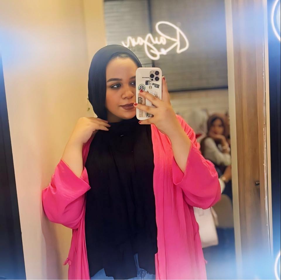 آية غريب تبدع على السوشيال ميديا بجروب لبيع الإكسسوارات والشنط